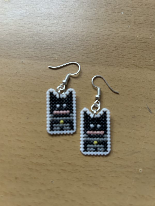 Mini pendientes de Batman hechos a mano en punto de cruz