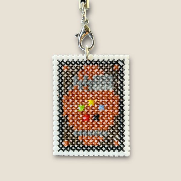 Amuleto bordado a punto de cruz inspirado en una carta de Magic