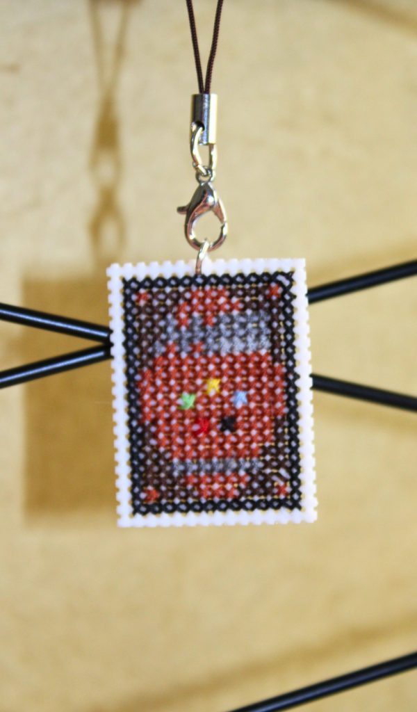 Amuleto bordado a punto de cruz inspirado en una carta de Magic