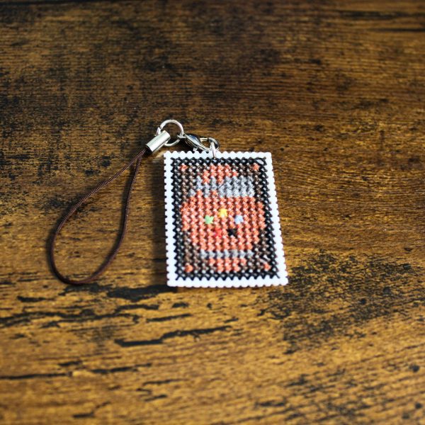 Amuleto bordado a punto de cruz inspirado en una carta de Magic