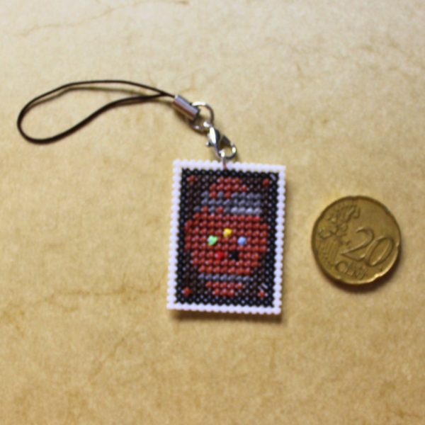 Amuleto bordado a punto de cruz inspirado en una carta de Magic