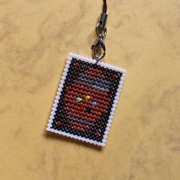 Amuleto bordado a punto de cruz inspirado en una carta de Magic