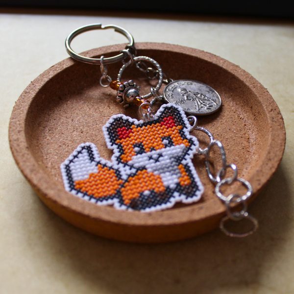 Amuleto bordado a punto de cruz del zorro del Principito hecho a mano