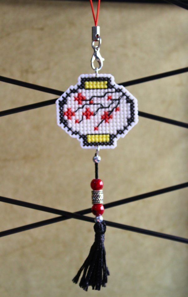 Amuleto bordado a punto de cruz de farolillo japonés hecho a mano