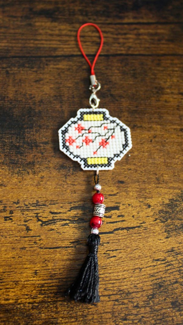 Amuleto bordado a punto de cruz de farolillo japonés hecho a mano
