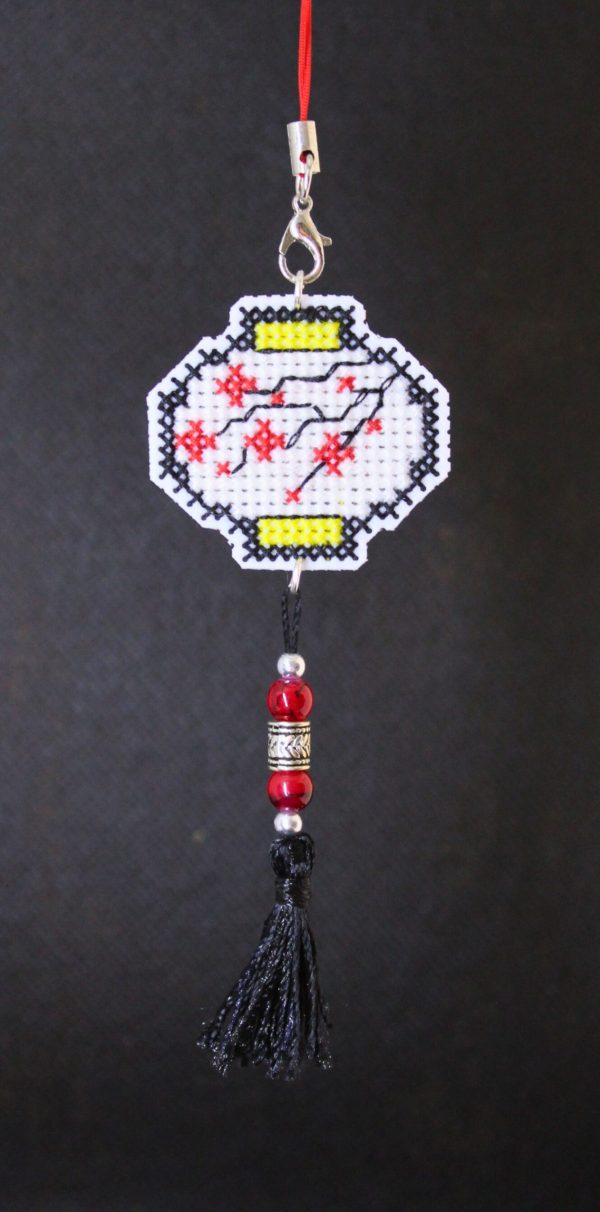 Amuleto bordado a punto de cruz de farolillo japonés hecho a mano