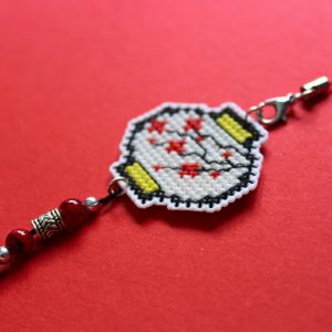 Amuleto bordado a punto de cruz de farolillo japonés hecho a mano