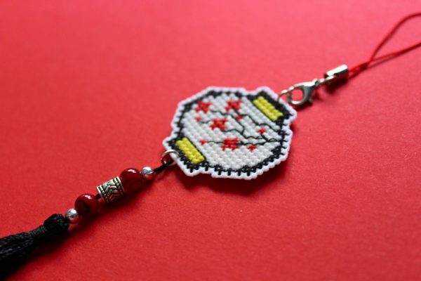 Amuleto bordado a punto de cruz de farolillo japonés hecho a mano