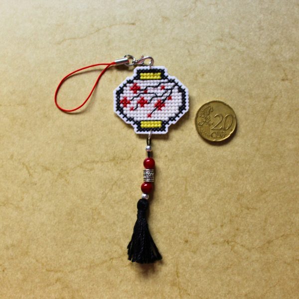 Amuleto bordado a punto de cruz de farolillo japonés hecho a mano