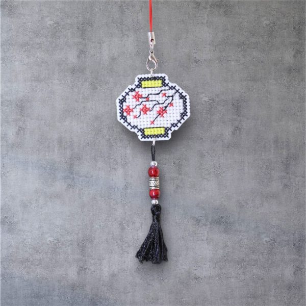 Amuleto bordado a punto de cruz de farolillo japonés hecho a mano