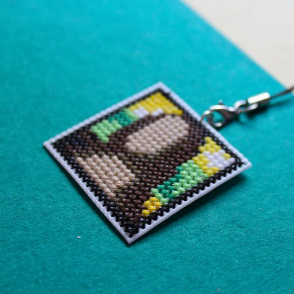 Amuleto bordado Mona Lisa a punto de cruz Amuleto bordado a punto de cruz inspirado en La Mona Lisa hecho a mano