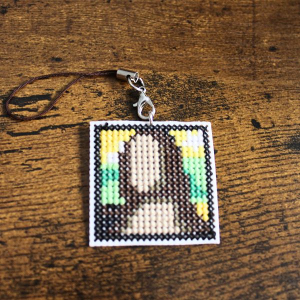 Amuleto bordado Mona Lisa a punto de cruz Amuleto bordado a punto de cruz inspirado en La Mona Lisa hecho a mano