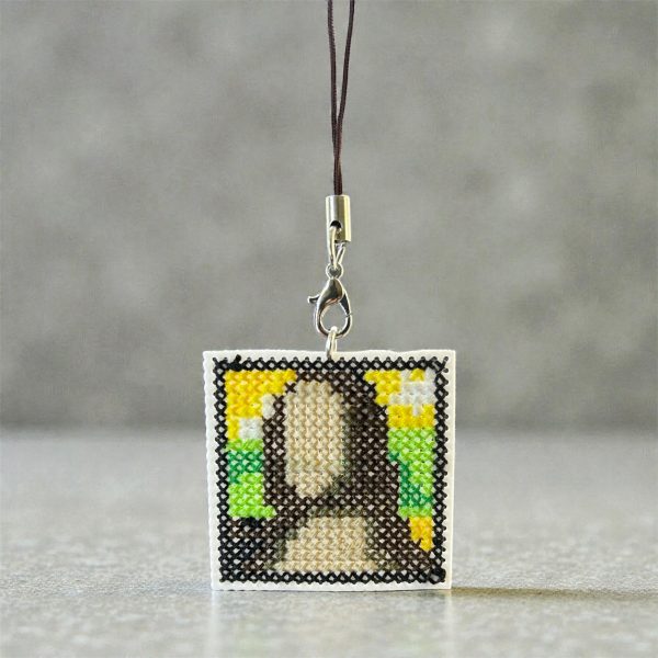 Amuleto bordado Mona Lisa a punto de cruz Amuleto bordado a punto de cruz inspirado en La Mona Lisa hecho a mano