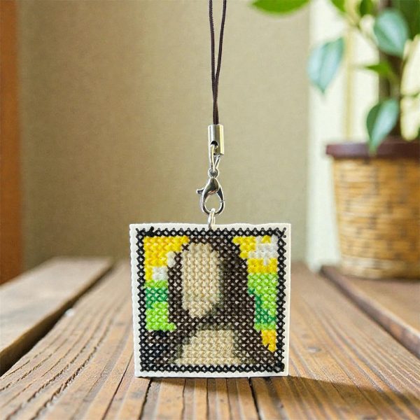 Amuleto bordado Mona Lisa a punto de cruz Amuleto bordado a punto de cruz inspirado en La Mona Lisa hecho a mano