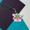 Charm bordado a punto de cruz inspirado en Mini Yoda hecho a mano