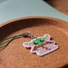 Charm bordado a punto de cruz inspirado en Mini Yoda hecho a mano