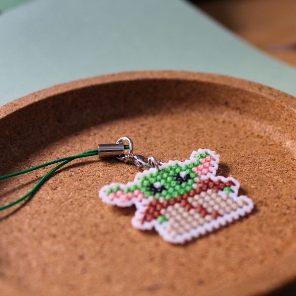 Charm bordado a punto de cruz inspirado en Mini Yoda hecho a mano