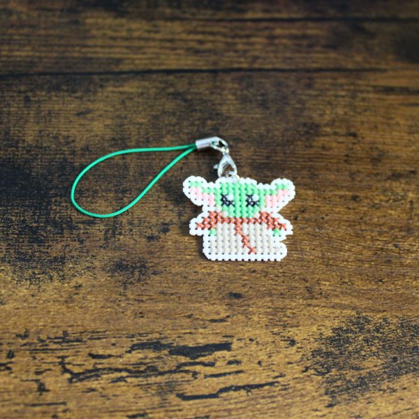 Charm bordado a punto de cruz inspirado en Mini Yoda hecho a mano