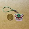 Charm bordado a punto de cruz inspirado en Mini Yoda hecho a mano