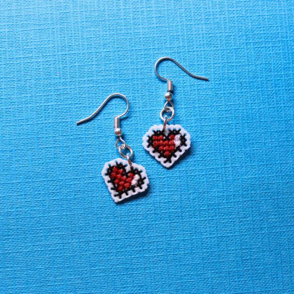Pendientes hechos a mano de corazones pixelados bordados a punto de cruz