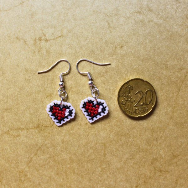 Pendientes hechos a mano de corazones pixelados bordados a punto de cruz
