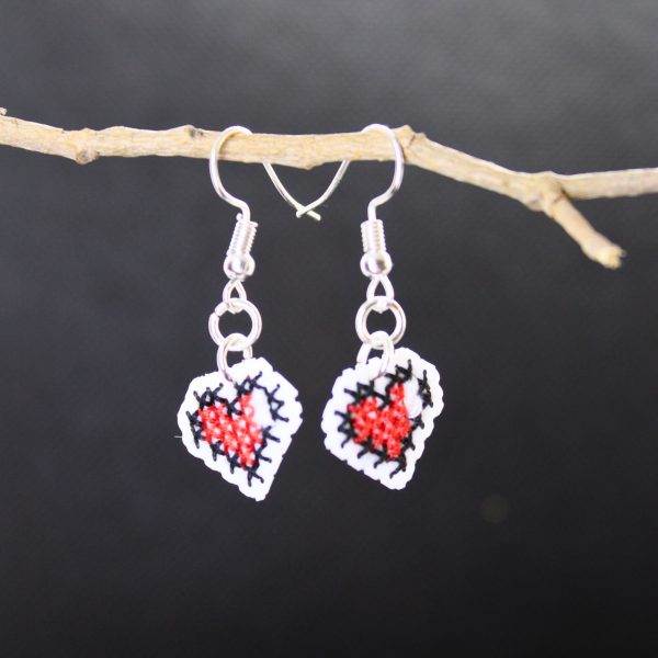 Pendientes hechos a mano de corazones pixelados bordados a punto de cruz