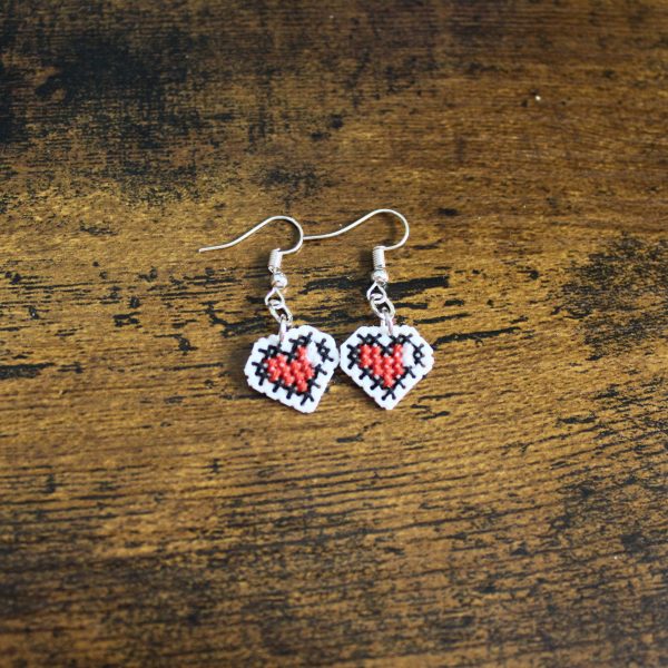 Pendientes hechos a mano de corazones pixelados bordados a punto de cruz