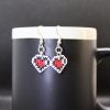 Pendientes hechos a mano de corazones pixelados bordados a punto de cruz