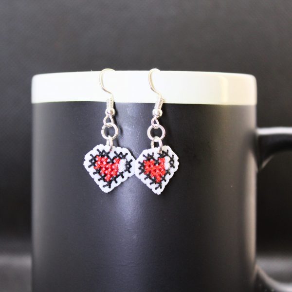 Pendientes hechos a mano de corazones pixelados bordados a punto de cruz