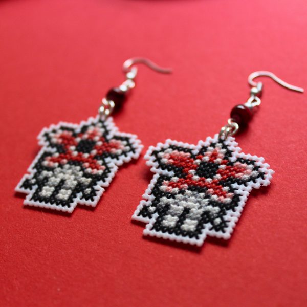 Pendientes frikis del Demogorgon bordados a punto de cruz hechos a mano