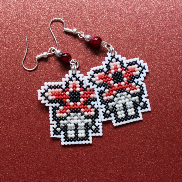 Pendientes frikis del Demogorgon bordados a punto de cruz hechos a mano
