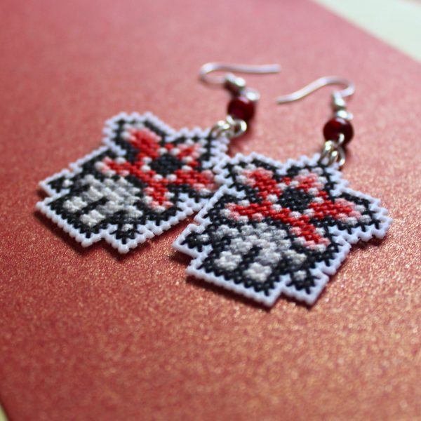 Pendientes frikis del Demogorgon bordados a punto de cruz hechos a mano