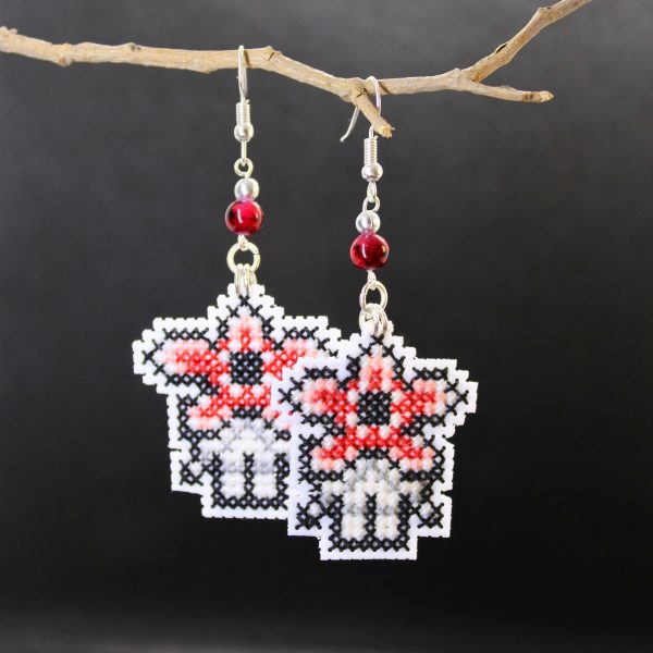 Pendientes frikis del Demogorgon bordados a punto de cruz hechos a mano