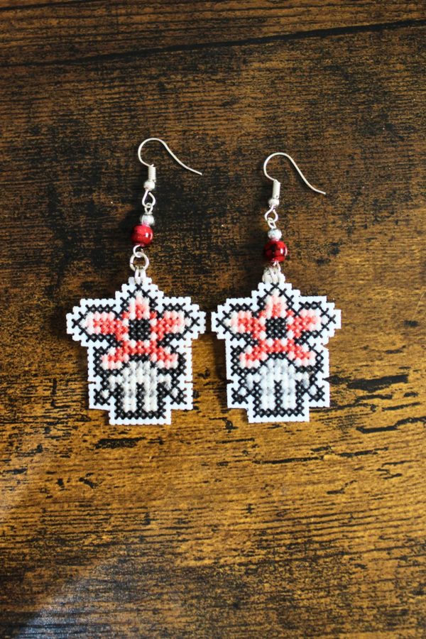 Pendientes frikis del Demogorgon bordados a punto de cruz hechos a mano