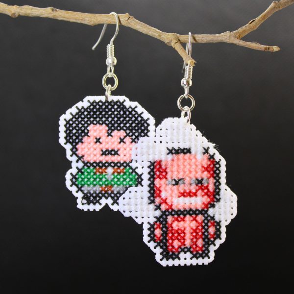 Pendientes frikis de Levi y Titán bordados a punto de cruz hechos a mano