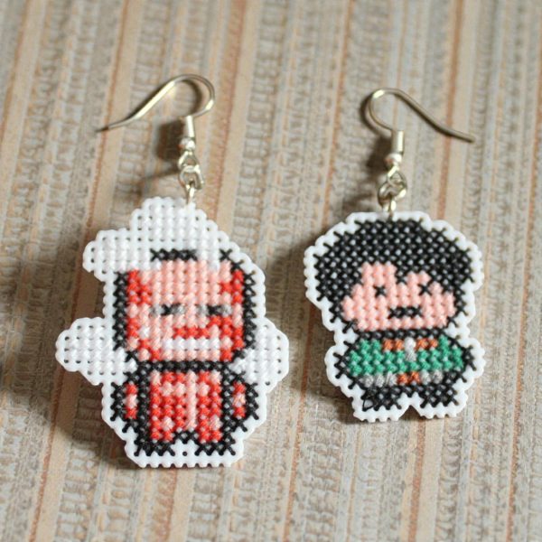 Pendientes frikis de Levi y Titán bordados a punto de cruz hechos a mano