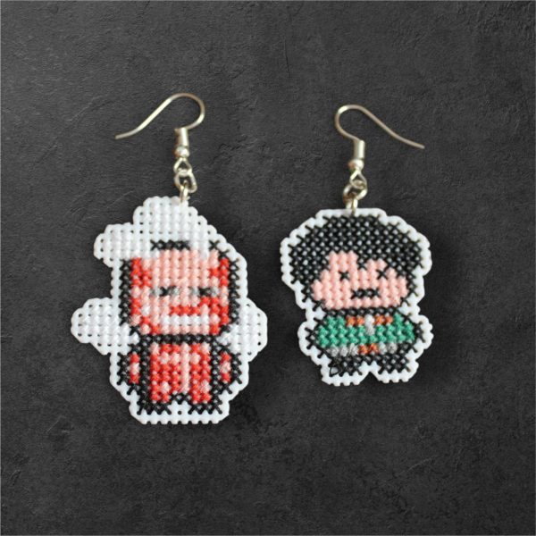 Pendientes frikis de Levi y Titán bordados a punto de cruz hechos a mano