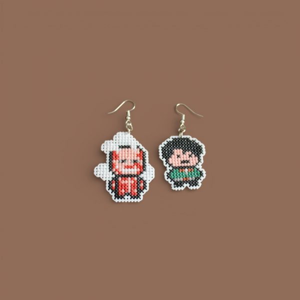 Pendientes frikis de Levi y Titán bordados a punto de cruz hechos a mano