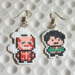 Pendientes frikis de Levi y Titán bordados a punto de cruz hechos a mano