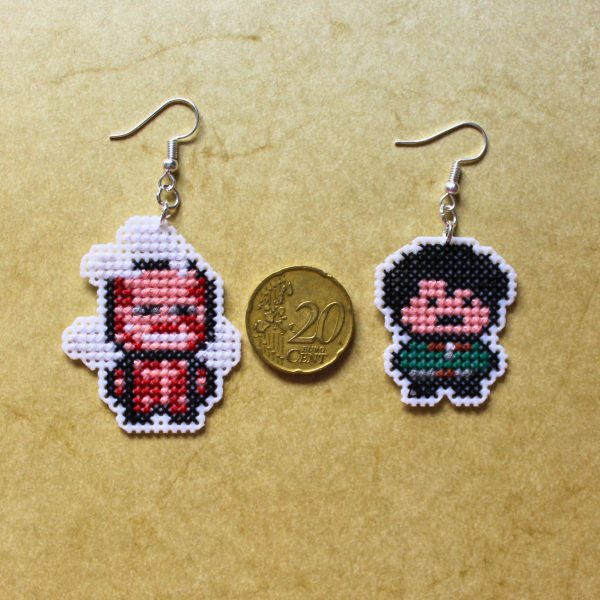 Pendientes frikis de Levi y Titán bordados a punto de cruz hechos a mano