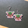 Pendientes hechos a mano de Mini Yoda bordados a punto de cruz
