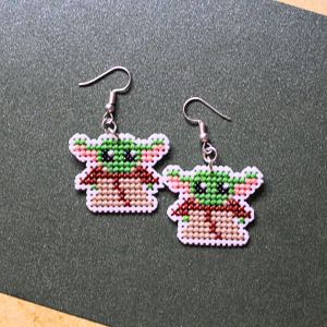Pendientes hechos a mano de Mini Yoda bordados a punto de cruz