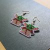 Pendientes hechos a mano de Mini Yoda bordados a punto de cruz