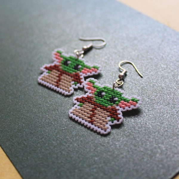 Pendientes hechos a mano de Mini Yoda bordados a punto de cruz