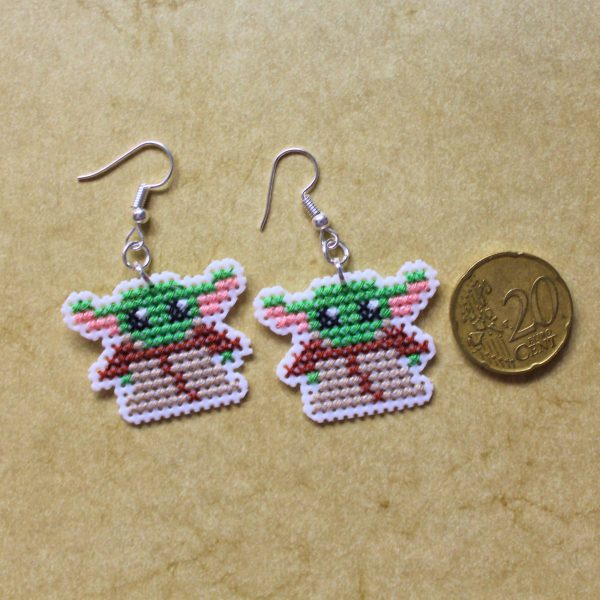 Pendientes hechos a mano de Mini Yoda bordados a punto de cruz
