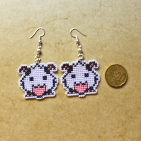 Pendientes de Poro bordados a punto de cruz hechos a mano