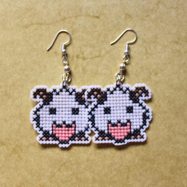 Pendientes de Poro bordados a punto de cruz hechos a mano