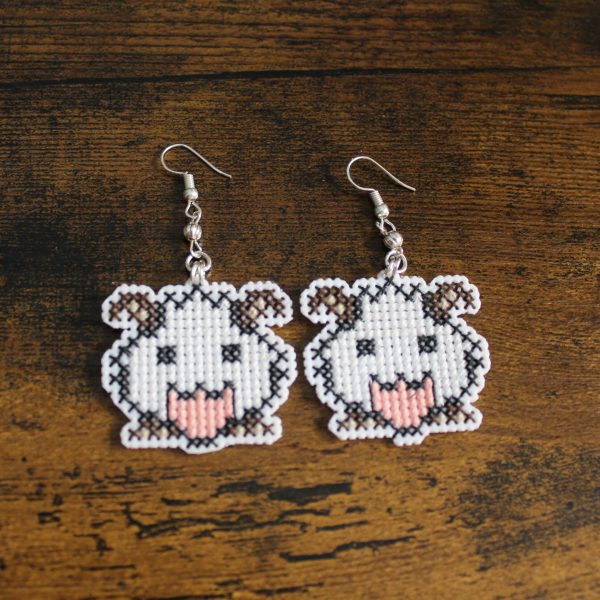 Pendientes de Poro bordados a punto de cruz hechos a mano