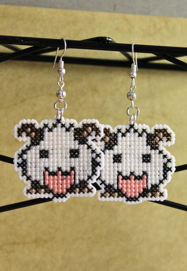 Pendientes de Poro bordados a punto de cruz hechos a mano