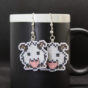 Pendientes de Poro bordados a punto de cruz hechos a mano